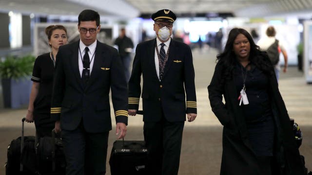 Despite travel warnings, many are flying this Thanksgiving holiday