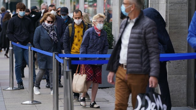 Retailers expect dip in holiday sales amid economic struggles