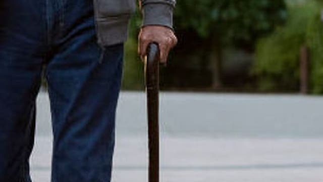 81-year-old veteran uses antique walking stick to beat thieves