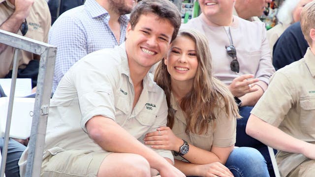 Bindi Irwin recreates family's adorable maternity photo: 'Special moment'