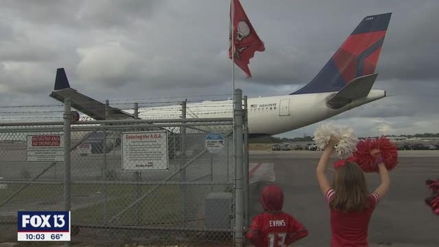 Fans give Bucs a warm sendoff as they head to Green Bay for the NFC Championship game