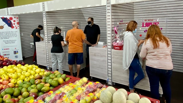 Florida pastor uses grocery stores to sign seniors up for vaccine