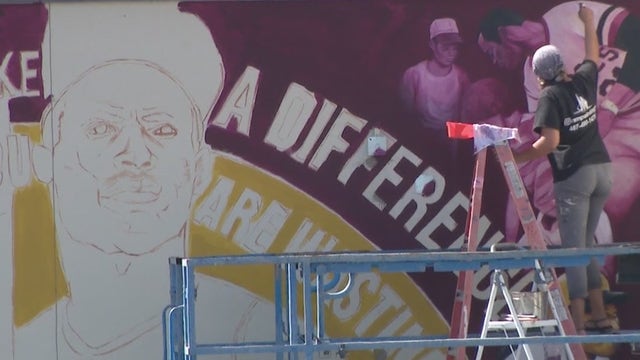Roberto Clemente mural comes alive at middle school renamed in his honor