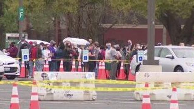 Long lines at federal COVID-19 vaccine site in Orlando on Saturday