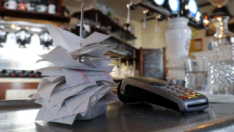 GettyImages-1215874390 restaurant bill check credit card