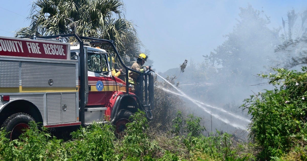 Orange County firefighters battle brush fire near Apopka | FOX 35 Orlando