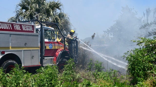 Orange County firefighters battle brush fire near Apopka