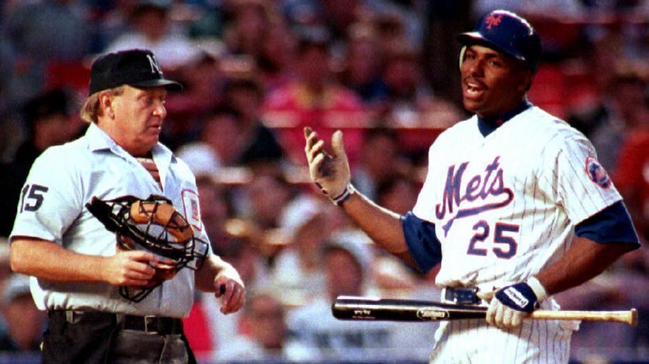 US-BOBBY BONILLA ARGUES CALL