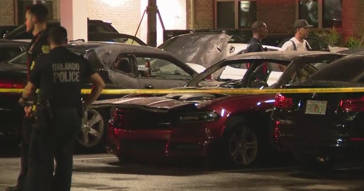 Police investigate after vehicle fires at Orlando apartment complex ...