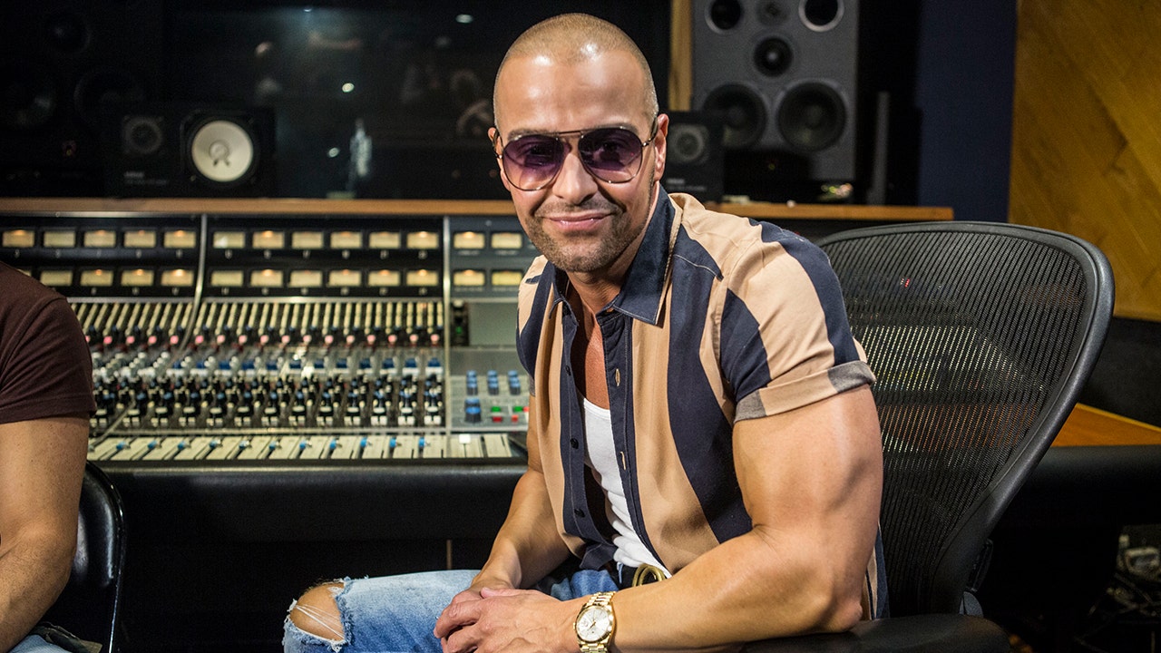 Joey Lawrence talks new music, whether he would join 'The Masked Singer' - Vimarsana News