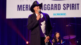 Country music star Trace Adkins sings national anthem at Daytona 500