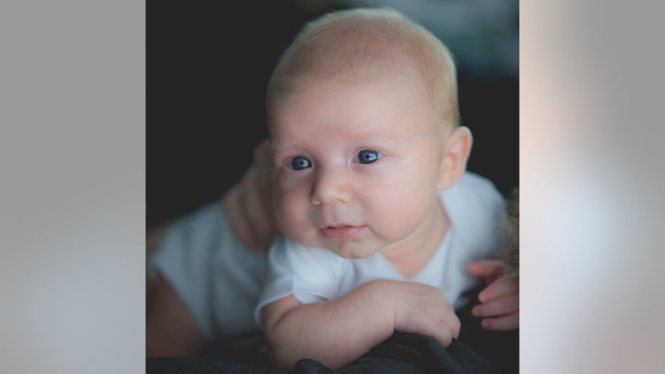 mandalorian florida couple newborn baby photoshoot yoda