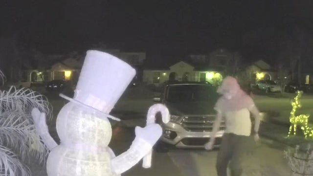 Police: Christmas crooks steal decorations at several homes