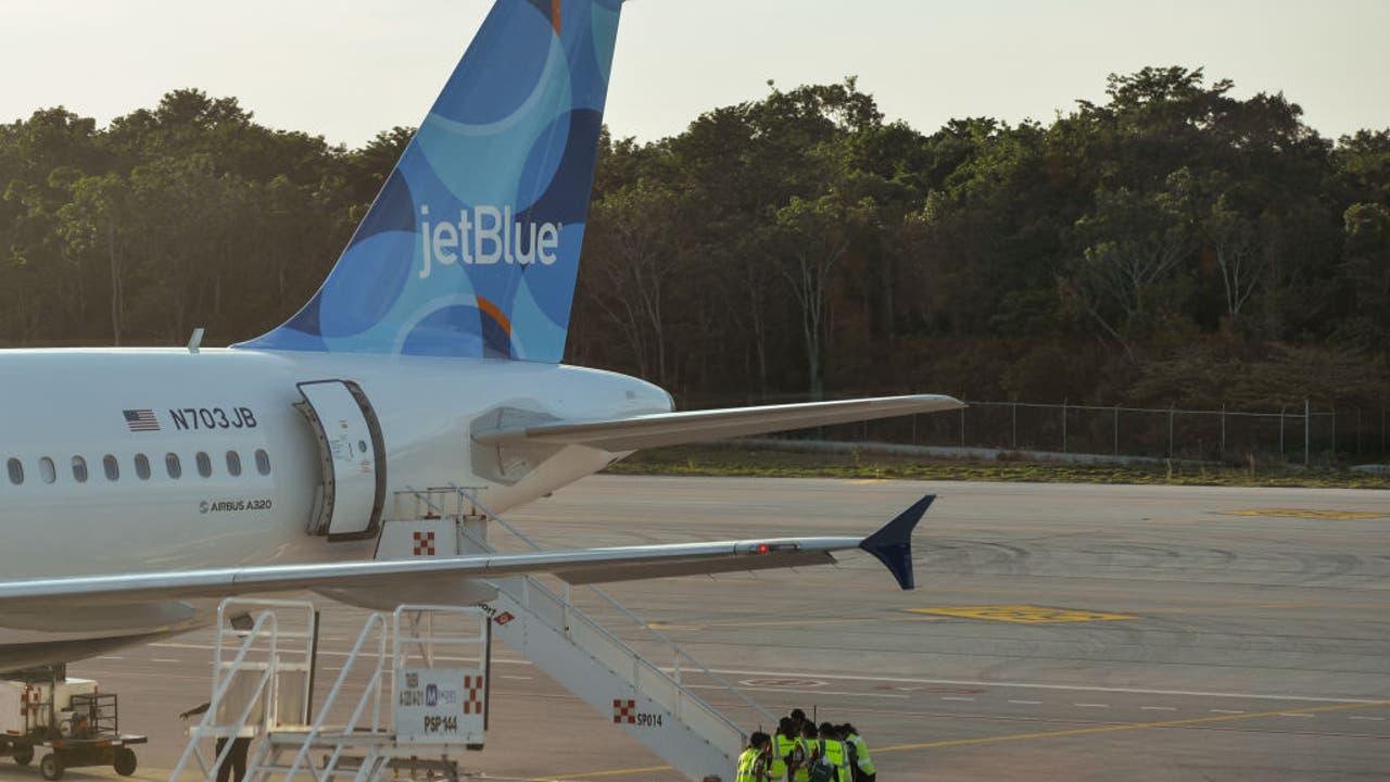 JetBlue cuts 1,280 flights through mid-January amid omicron challenges - Vimarsana News