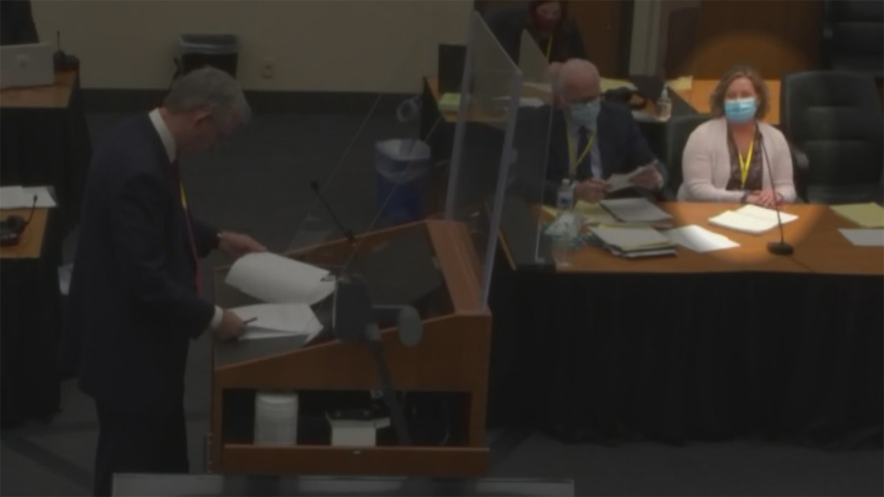 Kim Potter trial: How does an officer mistake a gun for a Taser? - Vimarsana News