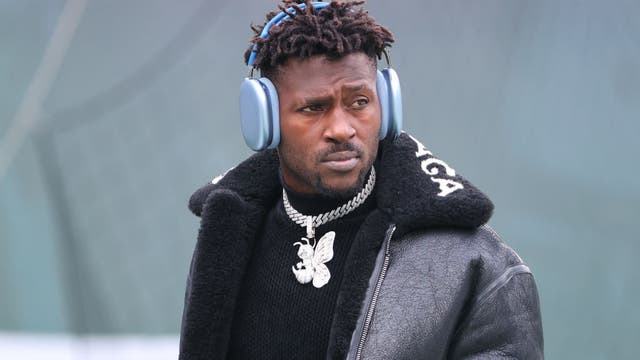 Antonio Brown still with the Bucs despite bizarre exit during game