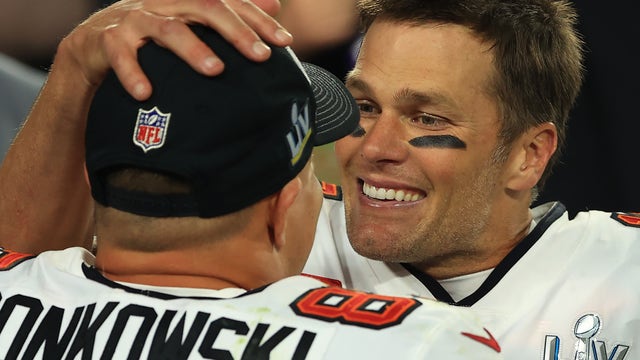 Tom Brady helps Gronkowski earn $1 million bonus