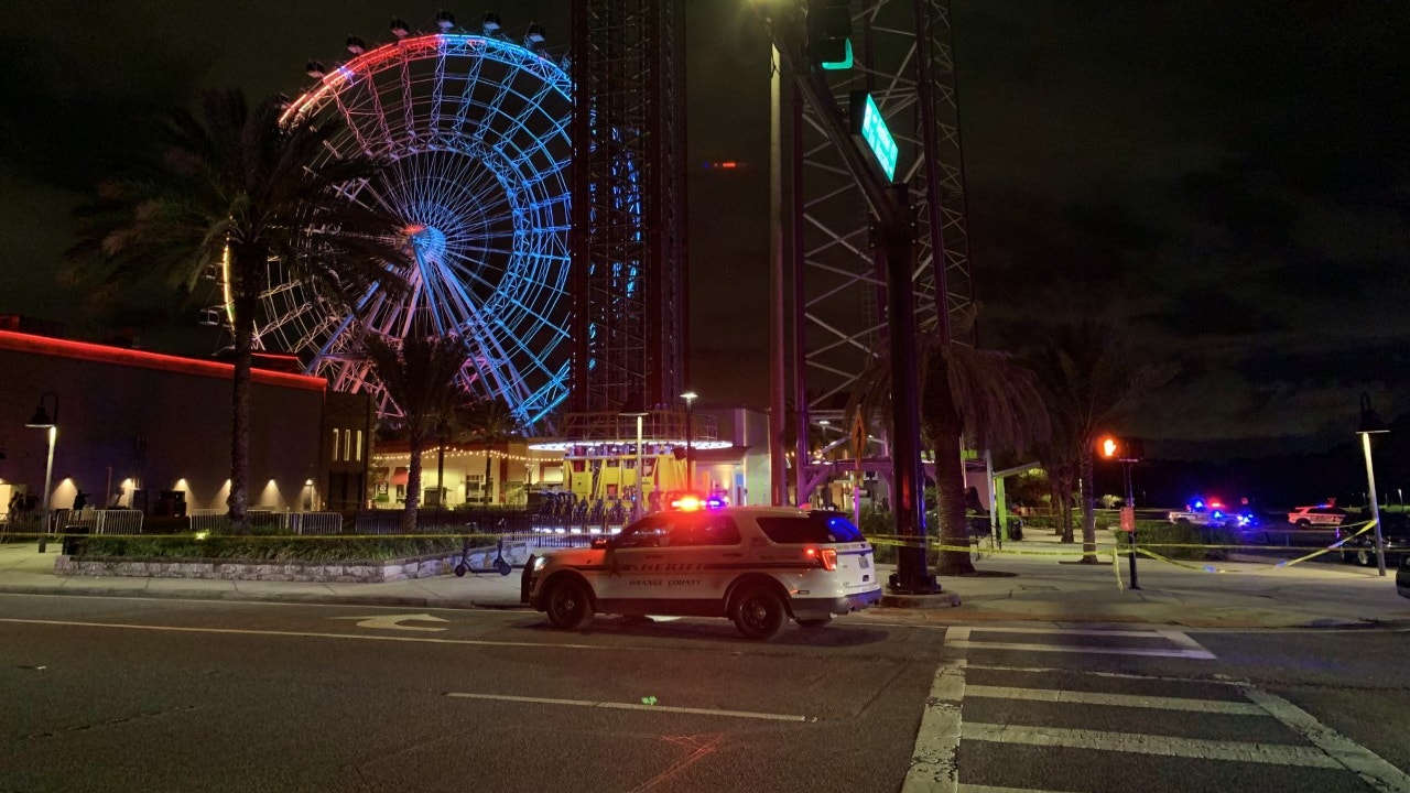 Las autoridades dicen que un adolescente murió después de caer de una torre de caída en el Icon Park de Orlando.