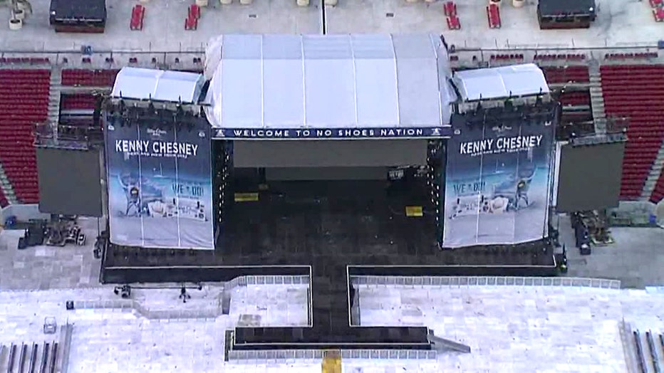 kenny-chesney-stage.jpg