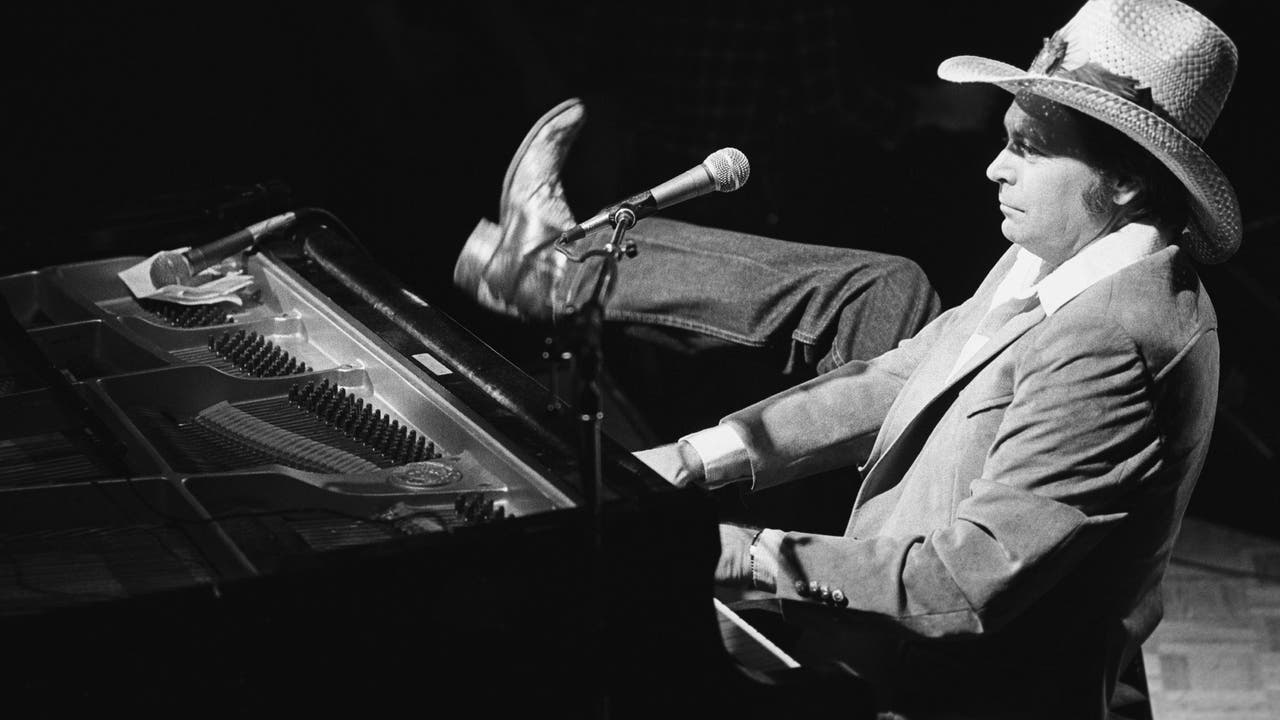 Country star Mickey Gilley dies at 86 - Vimarsana News
