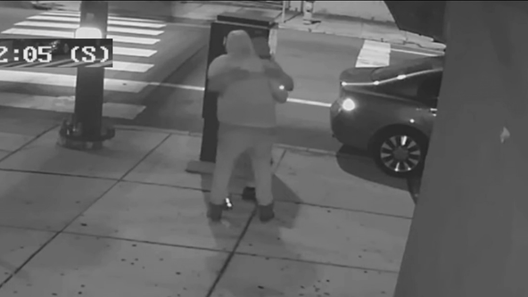 Philadelphia police offering $20K for info on suspect who hugged man before fatally shooting him in Logan