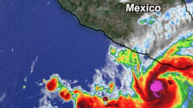 Season’s 1st hurricane aims heavy hit at Mexico tourist zone