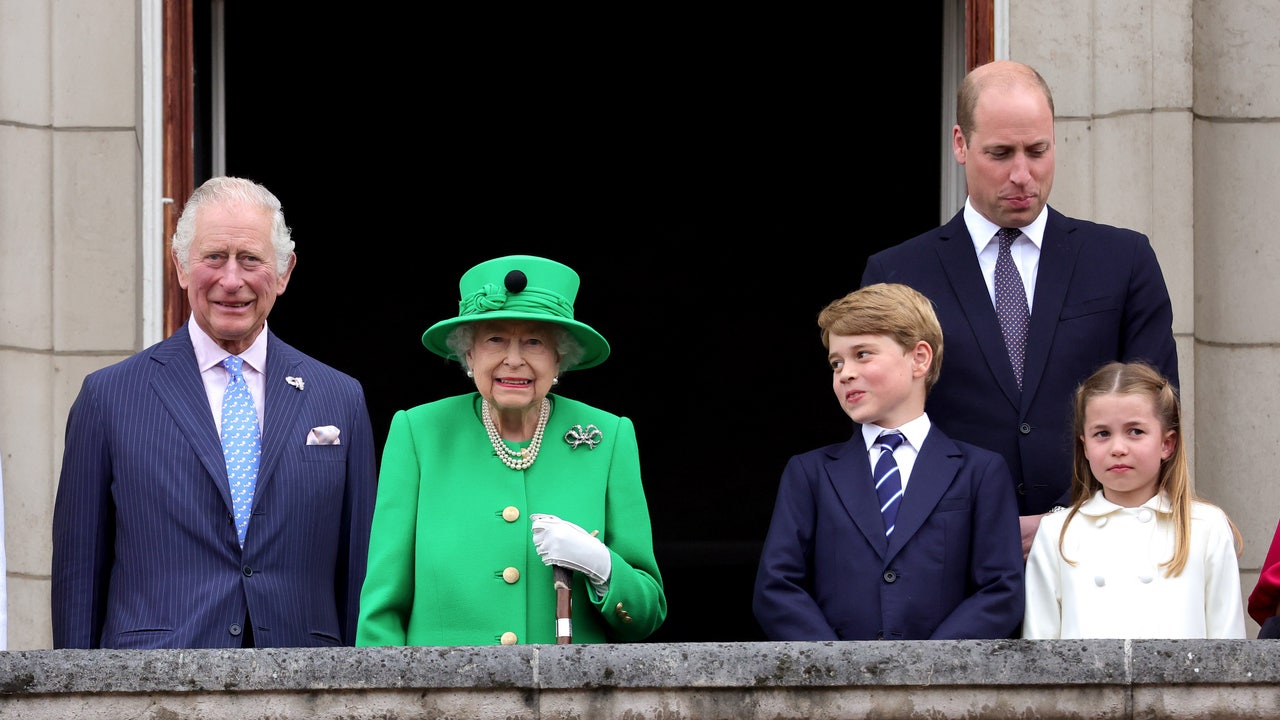 Platinum Jubilee: Queen Elizabeth delights fans with balcony appearance on final day - Vimarsana News