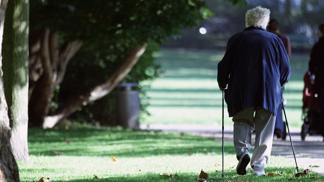 Elderly walking speed could indicate dementia risk, study finds