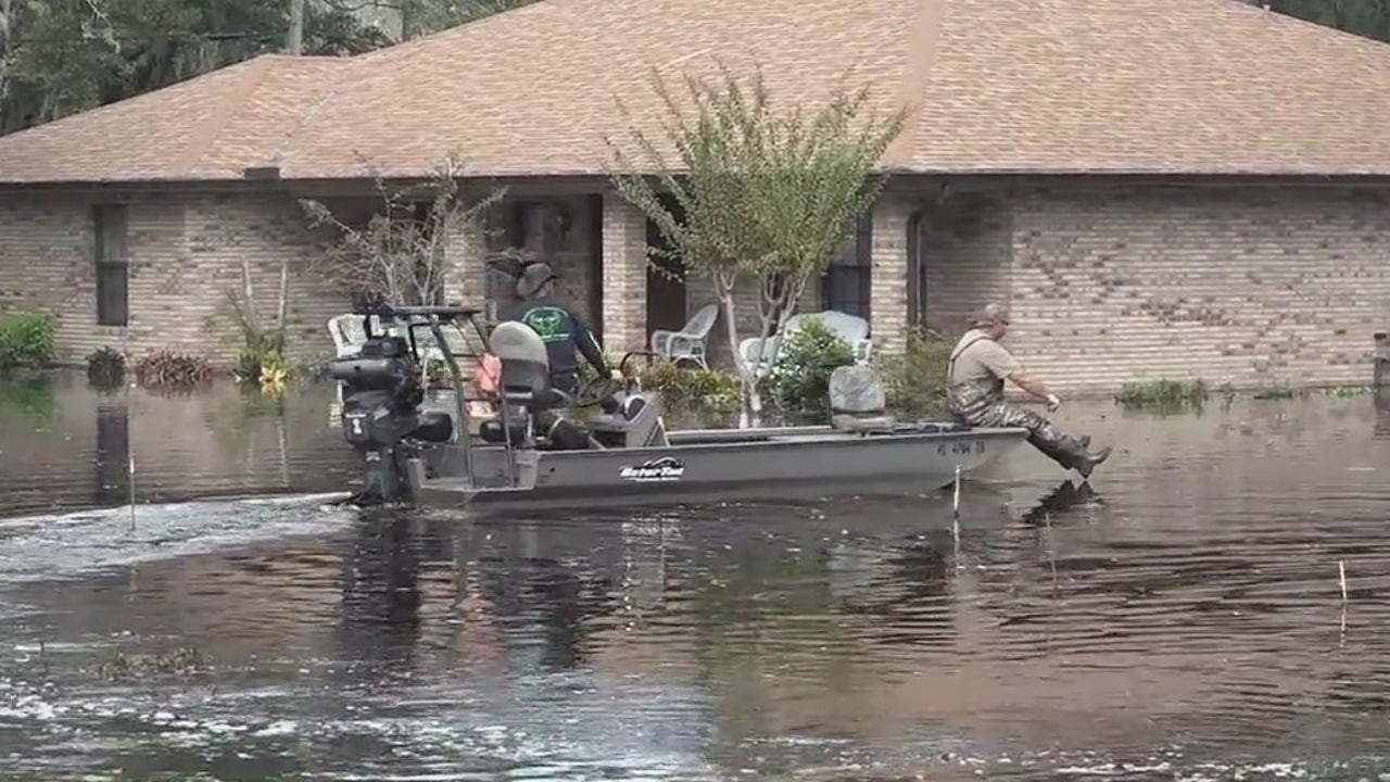 Neighbors bring food, medicine to Florida residents stranded in flooded areas