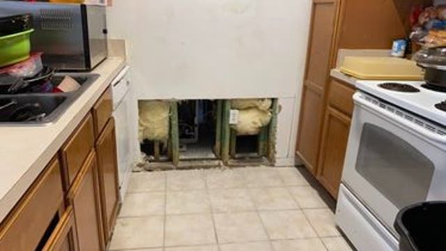 Residents of Florida apartment complex complain of lack of communication following flood