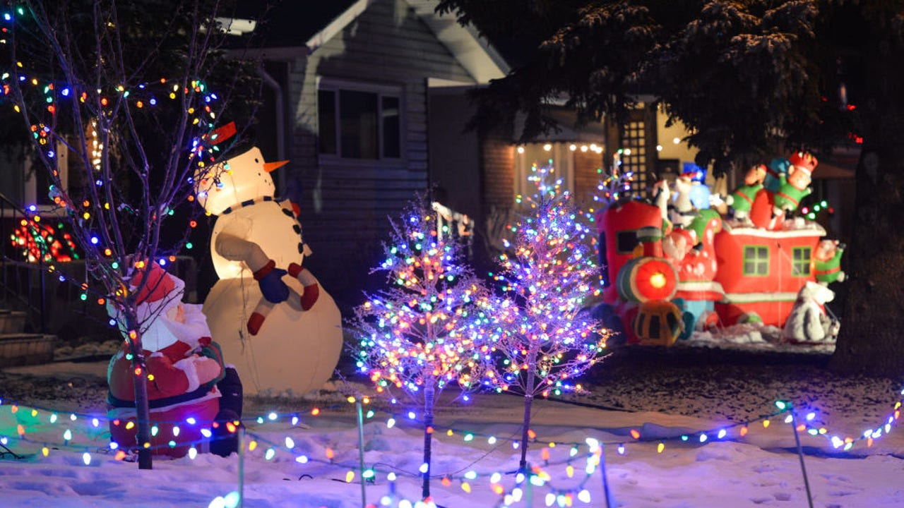 When should you hang Christmas lights? Survey reveals where Americans stand - Vimarsana News