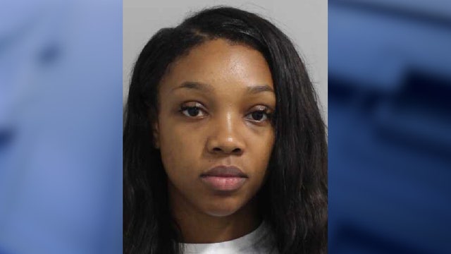 Florida woman hits 2 deputies with car when they confront her about using stolen credit card: sheriff