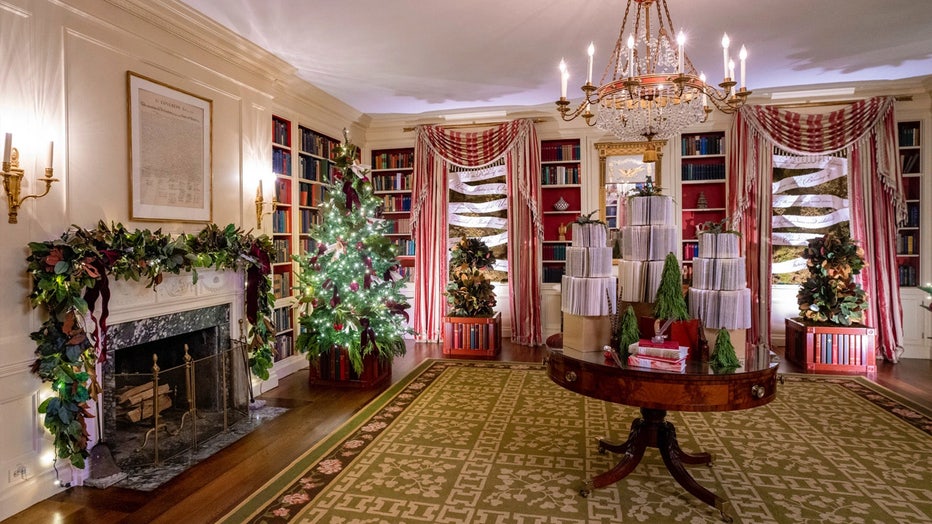 WhiteHouseHolidayDecor_Library.jpg