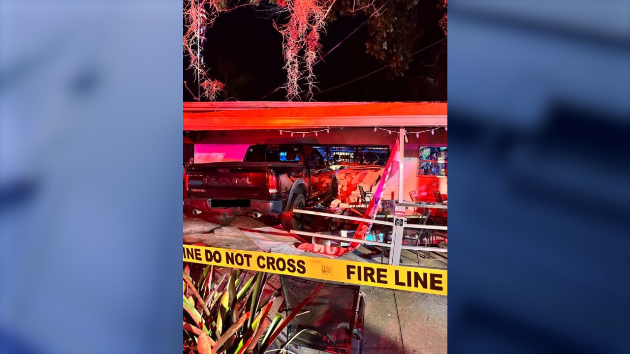 4 injured after truck smashes into popular Orlando bar