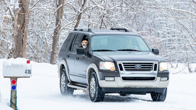 Calentar su automóvil en clima frío puede dañar su motor.  Esto es lo que debe hacer en su lugar