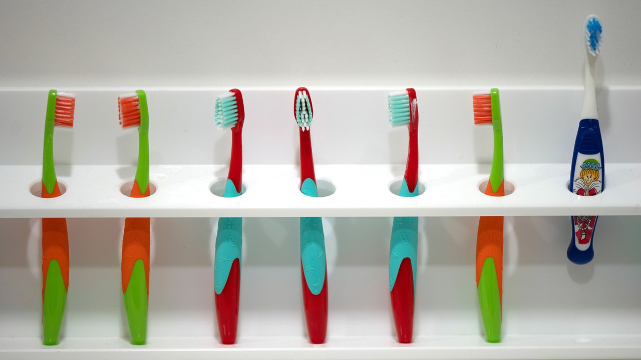 Dentists reveal why you shouldn't brush your teeth in the shower - Vimarsana News