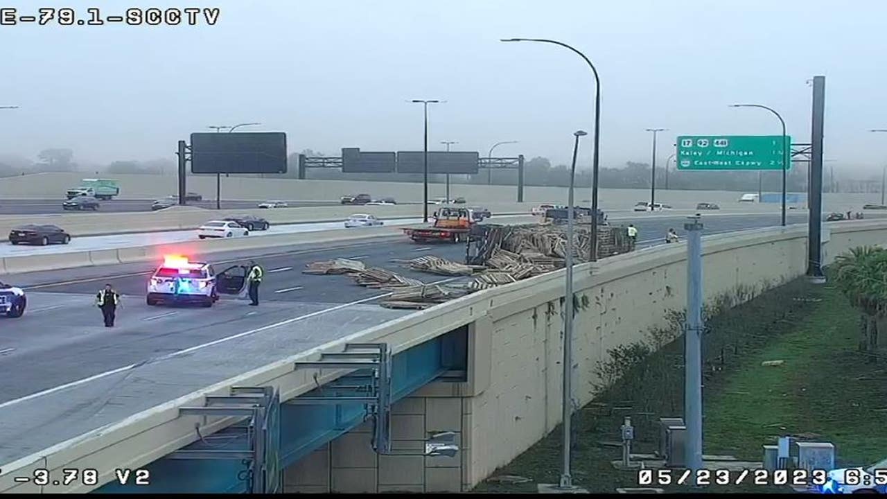Crash spills wooden pallets on I-4 in Orlando | FOX 35 Orlando