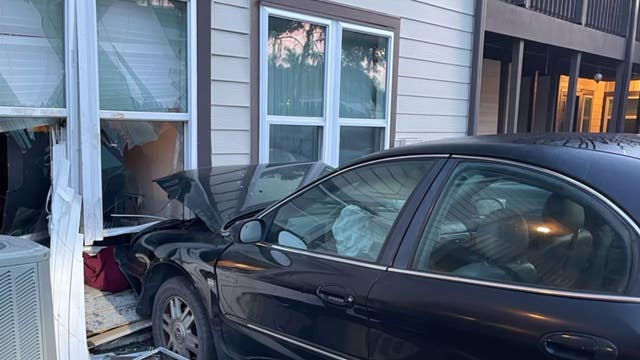 Florida man cuts off ankle monitor, dives out of apartment building window during SWAT situation