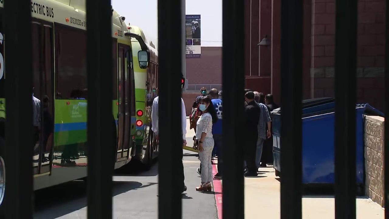 5th bus carrying migrants from Texas arrives in Los Angeles - Vimarsana News