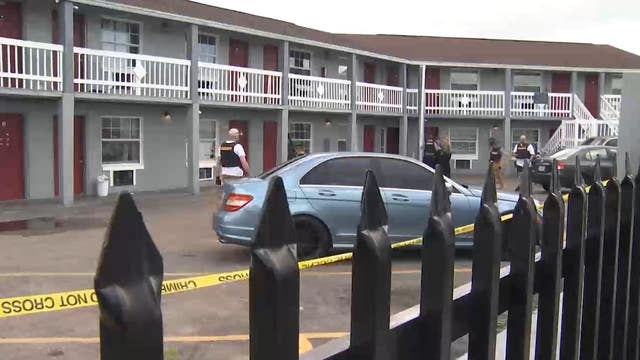 Man at large after 1 person shot in face in Kissimmee hotel parking lot, deputies say