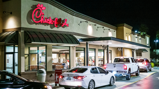 Chick-fil-A in Altamonte Springs giving away free chicken sandwiches to help break store record