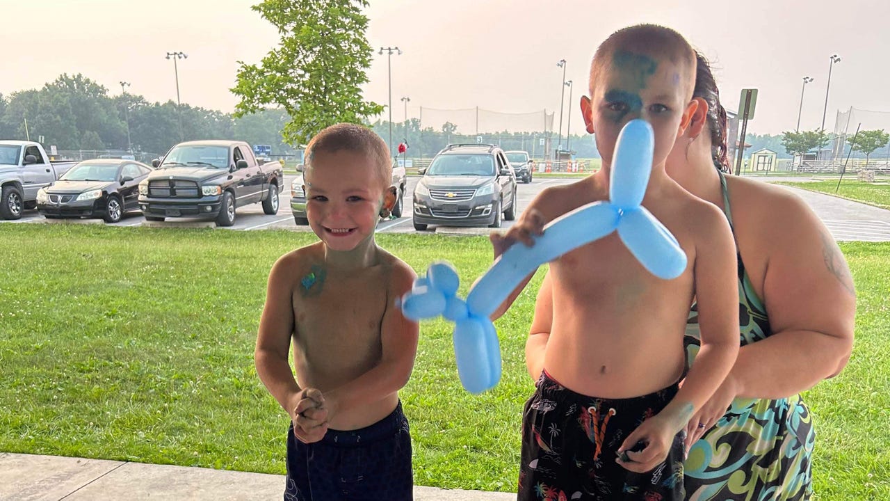 'Good people left in the world': Strangers rally around 2 boys after no one showed to their birthday party - Vimarsana News