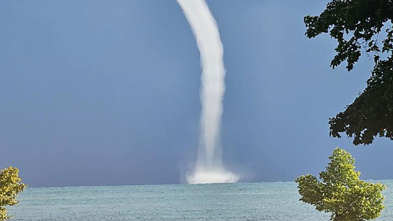 Lake Michigan waterspouts, people along shore capture sight - Vimarsana News