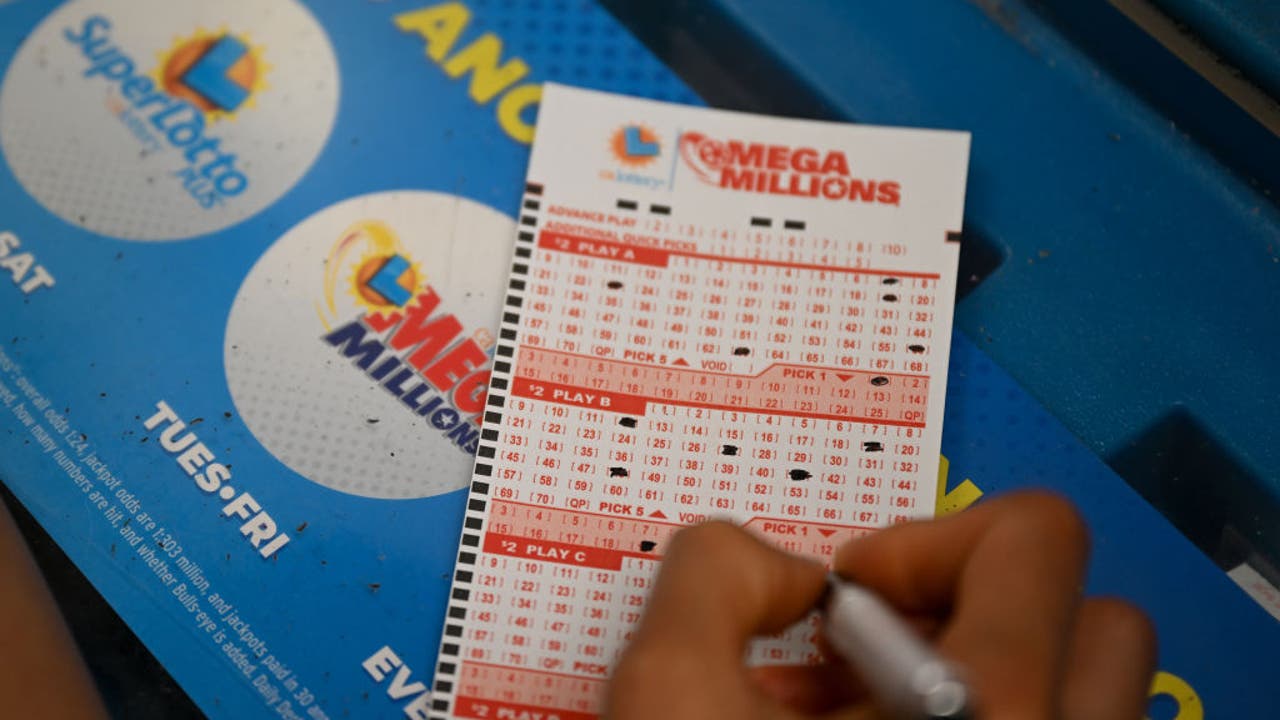 Florida Mega Millions jackpot winner claims $1.6 billion prize