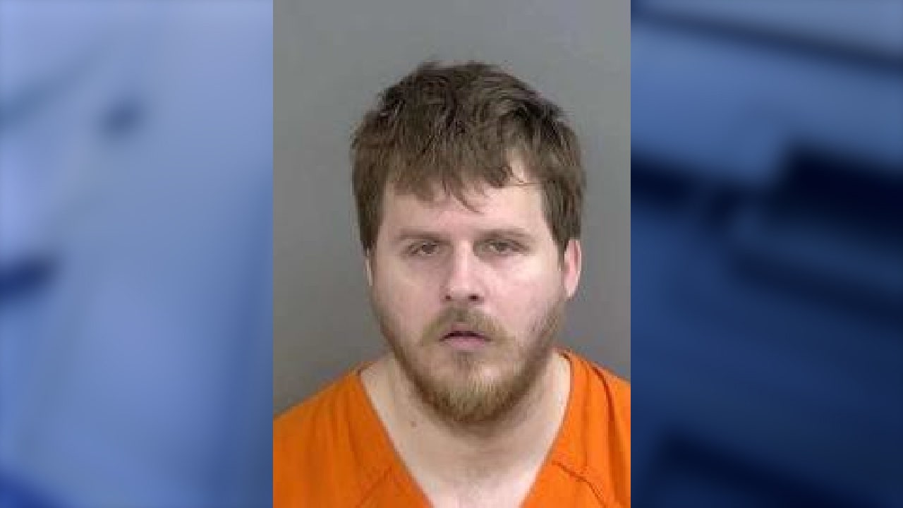 Un homme de Floride arrêté pour avoir poignardé une femme dans le parking de Walgreens « parce que je le voulais », disent les députés