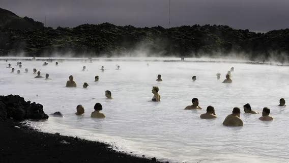 1,400 earthquakes rattling Iceland's Blue Lagoon in just 24 hours sends tourists packing
