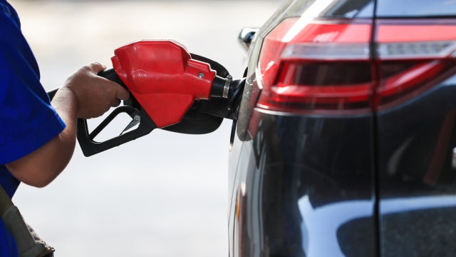 Florida gas prices hit yearly low; most gas stations under $3 ahead of busy Thanksgiving week, AAA says
