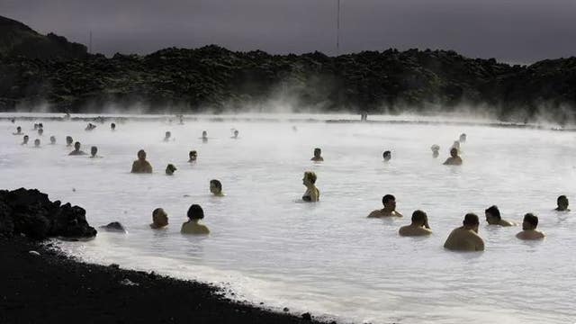 1,400 earthquakes rattling Iceland's Blue Lagoon in just 24 hours sends tourists packing