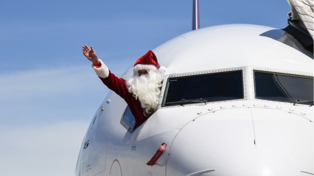 Florida pilot spreads holiday cheer with Christmas tree-shaped flight route