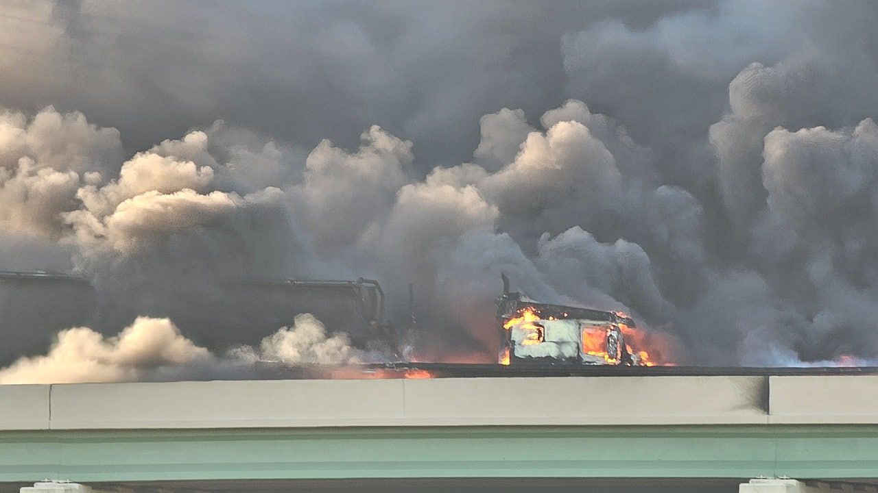 Crash involving 2 semi-trucks, 2 cars starts fire on Beachline Expressway, officials say - Vimarsana News